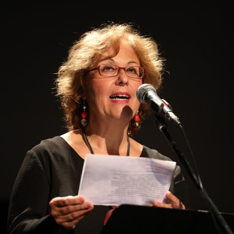 Στη «γη της ποίησης» με τη βραβευμένη ποιήτρια Χλόη Κουτσουμπέλη