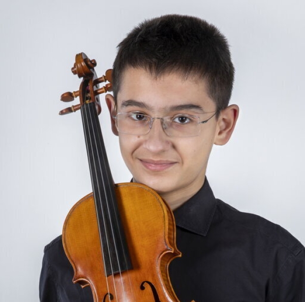 Απόφοιτος του AES «πρώτο βιολί» σε πανελλήνιους και διεθνείς μουσικούς διαγωνισμούς